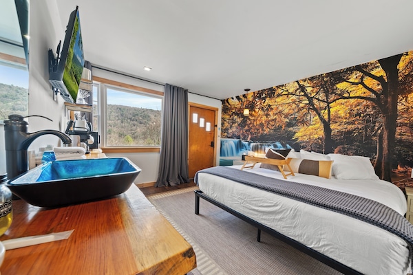 Room, 1 King Bed | In-room safe, individually decorated, individually furnished