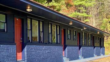 Huisje, meerdere slaapkamers | Een kluis op de kamer, verduisterende gordijnen, gratis wifi, beddengoed