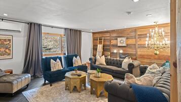 Huisje, meerdere slaapkamers | Woonruimte | Een 32-inch flatscreentelevisie met kabelzenders