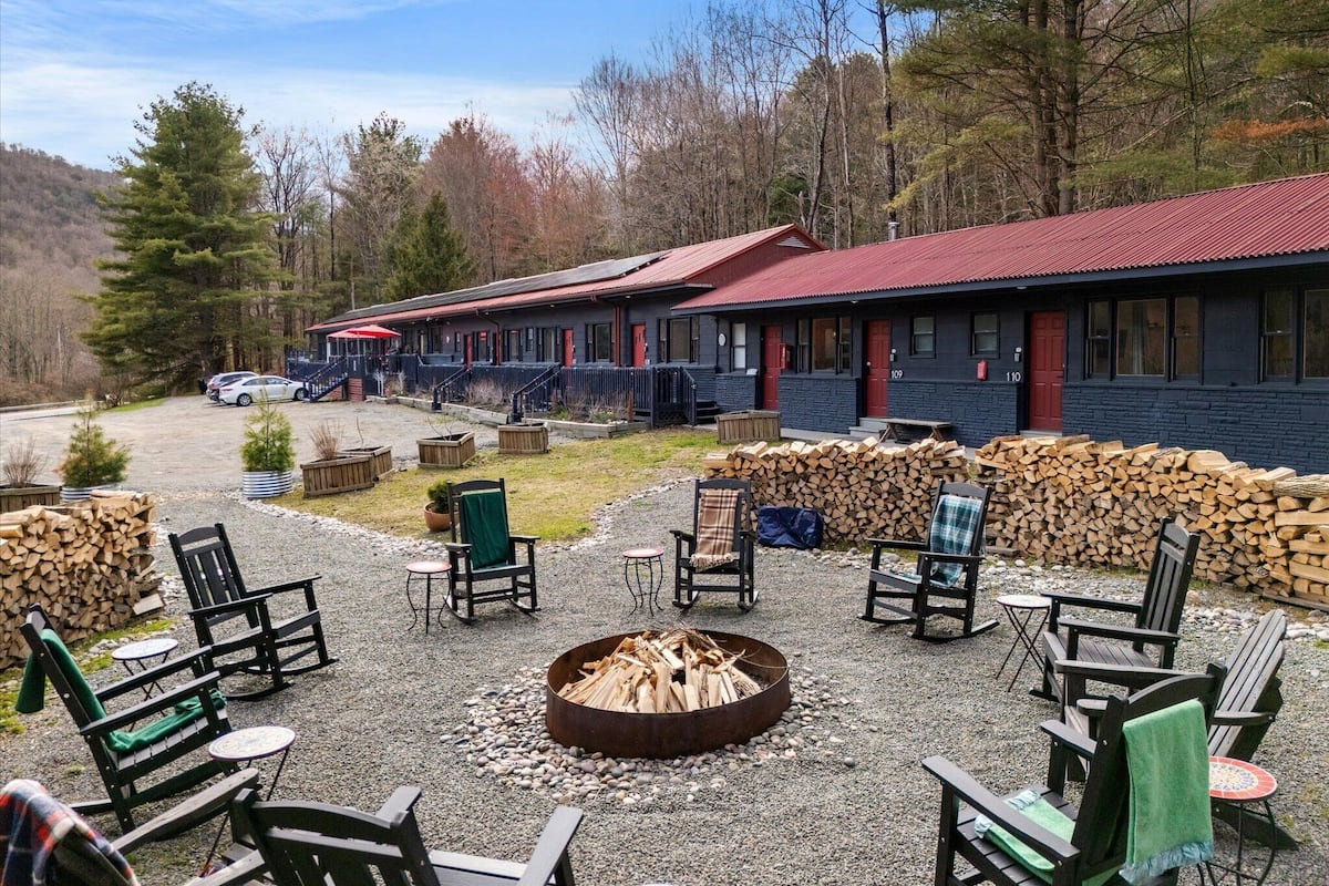 Cabin, Multiple Bedrooms | In-room safe, blackout drapes, WiFi (free), individually decorated