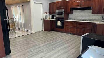 Frigorifero, microonde, forno, piano cottura