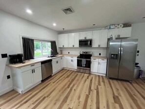 Fridge, microwave, oven, stovetop - Twin Pines Lake resort 2 (Northville)