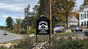 Schild für Twin Pines Resort am Sacandaga Lake, South Shore Road.