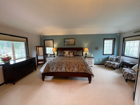 7 chambres, bureau, fer et planche à repasser, lit de bébé portatif