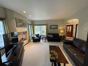 Téléviseur connecté, lecteur de DVD, livres, sélection de films