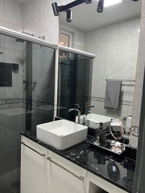 Shower, hair dryer, bidet, towels