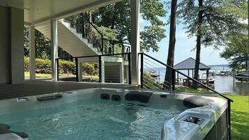 Bañera de hidromasaje al aire libre