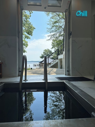 Romantic bungalow on Lake Murray w/cold plunge/hot tub/sauna, gym & dock gazebo