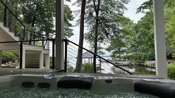 Bañera de hidromasaje al aire libre