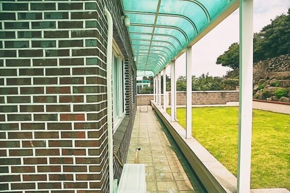 Garden - Rock Bear House (Jeju)