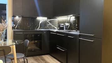 Jääkaappi, uuni, liesi, astianpesukone