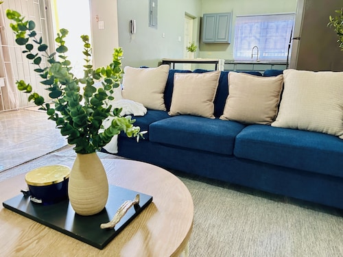 Island Paradise - Free Airport Pickup/Secure/Gated One Bedroom Apt