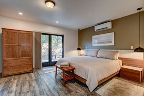 4 bedrooms, desk, iron/ironing board, travel crib