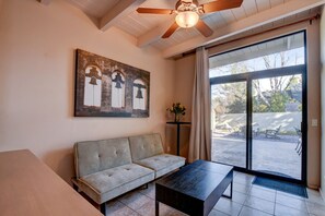 Smart-TV, Bücher, Stereoanlage