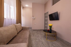 Apartemen, balkon, pemandangan kota | Area keluarga | Smart TV 40-inci dengan saluran TV digital