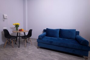Kamar Double Deluks, balkon, pemandangan kota | Area keluarga | Smart TV 40-inci dengan saluran TV digital