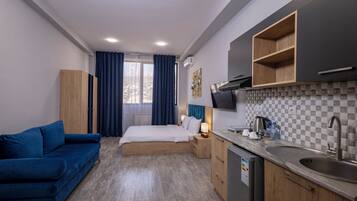 Habitación doble Deluxe, balcón, vista a la ciudad | 1 habitación, ropa de cama de alta calidad y decoración personalizada