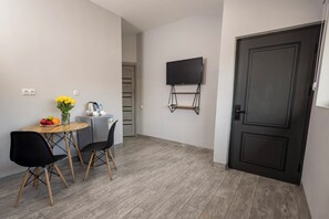 Kamar Double Deluks, pemandangan kota | Area keluarga | Smart TV 40-inci dengan saluran TV digital