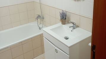 Hårtørrer, bidet, håndklæder, Toiletpapir