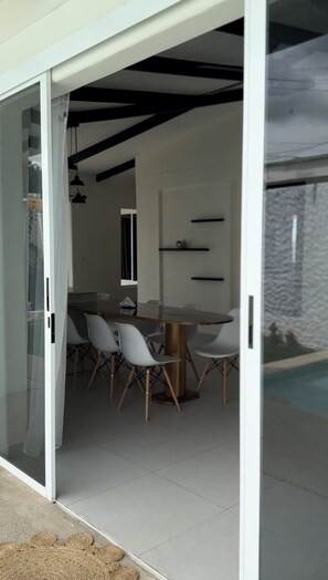 تناول الطعام بالخارج