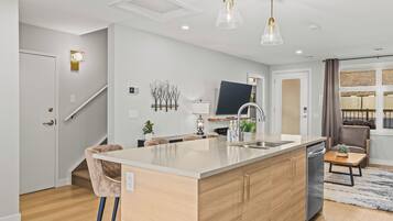 Réfrigérateur, micro-ondes, four, plaque de cuisson