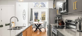 RARE! New 4 Bedroom/4 Bathroom Townhouse with Stunning Mountain Views-SLEEPS 12!