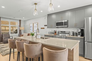 Geladeira, micro-ondas, fogão, cooktop