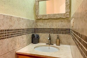 Hårføner og håndklær