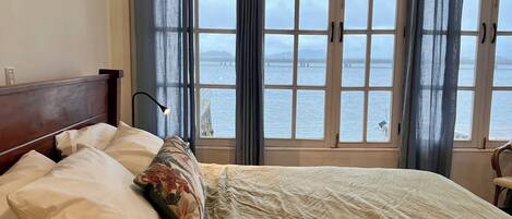 2 bedrooms, desk, WiFi, bed sheets