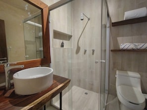 Douche, sĂšche-cheveux, serviettes fournies, savon