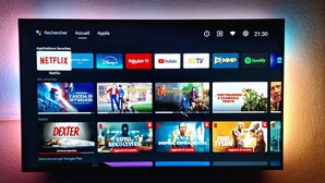 Ein Fernsehbildschirm zeigt die Netflix-Oberfläche mit verschiedenen Serien und Filmen.