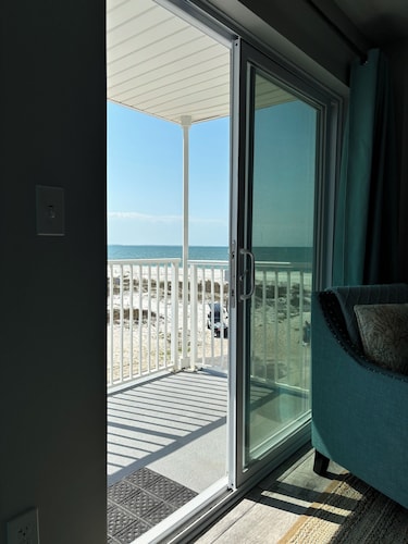 Surfside #11, Beautiful Beachfront Luxury Condo,  Allergy Friendly:No Pets.