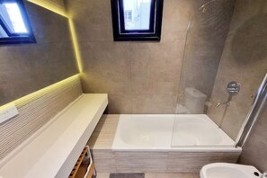 Dusche, Handtücher, Seife, Toilettenpapier