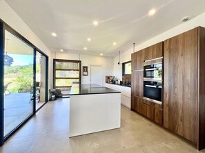 冷蔵庫、電子レンジ、オーブン、食器洗い機