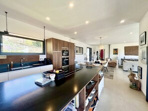 Kühlschrank, Mikrowelle, Ofen, Geschirrspüler