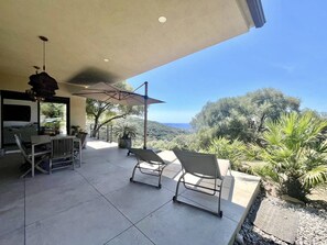 屋外ダイニングエリア