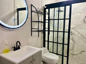 Baignoire, serviettes fournies, savon, shampooing