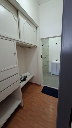 Kamar Double Comfort | Kamar mandi | Bathtub, handuk, sabun, dan sampo