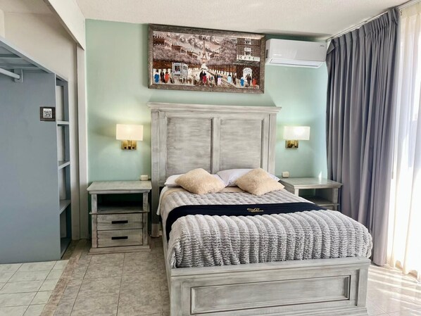 A bedroom with a bed, bedside tables, a wall-mounted artwork, and a window with curtains. - Venator House Boutique 113 (León)