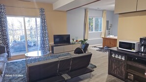 A modern living room with a Galaxy S23 Ultra, a sofa, a coffee machine, and a TV on a stand. - Peaceful place with 360 views of the town (Snohomish)