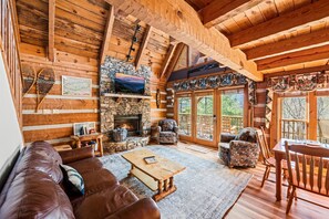 Smart TV, fireplace, video games - Hiking Bear Cabin: 8mi to Cades Cove, Mountain Views, Games, Preferred Location (Townsend)