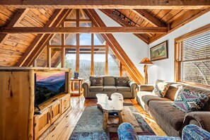 Smart TV, fireplace, video games - Hiking Bear Cabin: 8mi to Cades Cove, Mountain Views, Games, Preferred Location (Townsend)