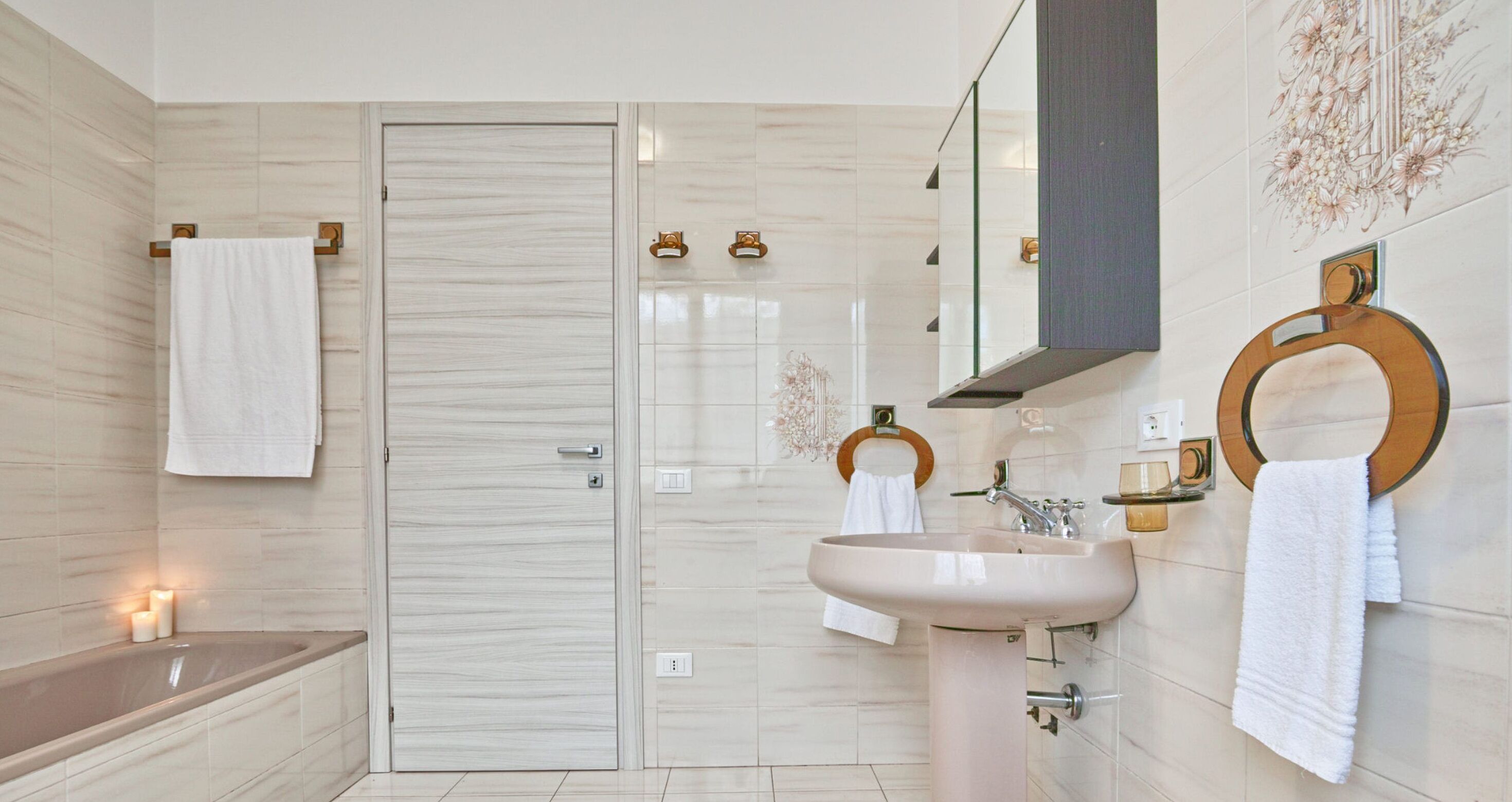 Un baño moderno con bañera, lavamanos y espejo.