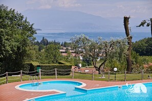 A swimming pool with a view of a lake and mountains in the background. - Vista Lago in Padenghe sul Garda (Padenghe sul Garda)