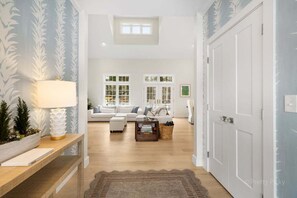 Smart-tv, pejs, bordtennisbord, bøger