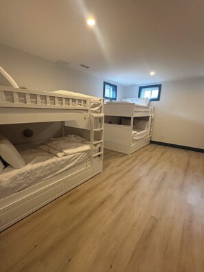 6 soverom, skrivebord, strykejern/-brett og wi-fi (inkludert)