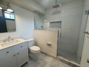 Dusj, hårføner og håndklær