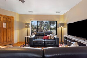 Una Smart TV, una chimenea