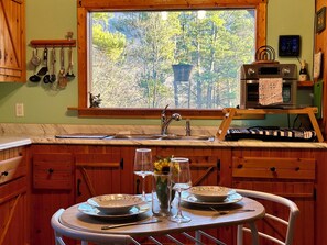 Réfrigérateur, micro-ondes, plaque de cuisson, cafetière/bouilloire