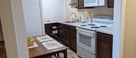 Refrigerador, microondas, horno, placa de cocina